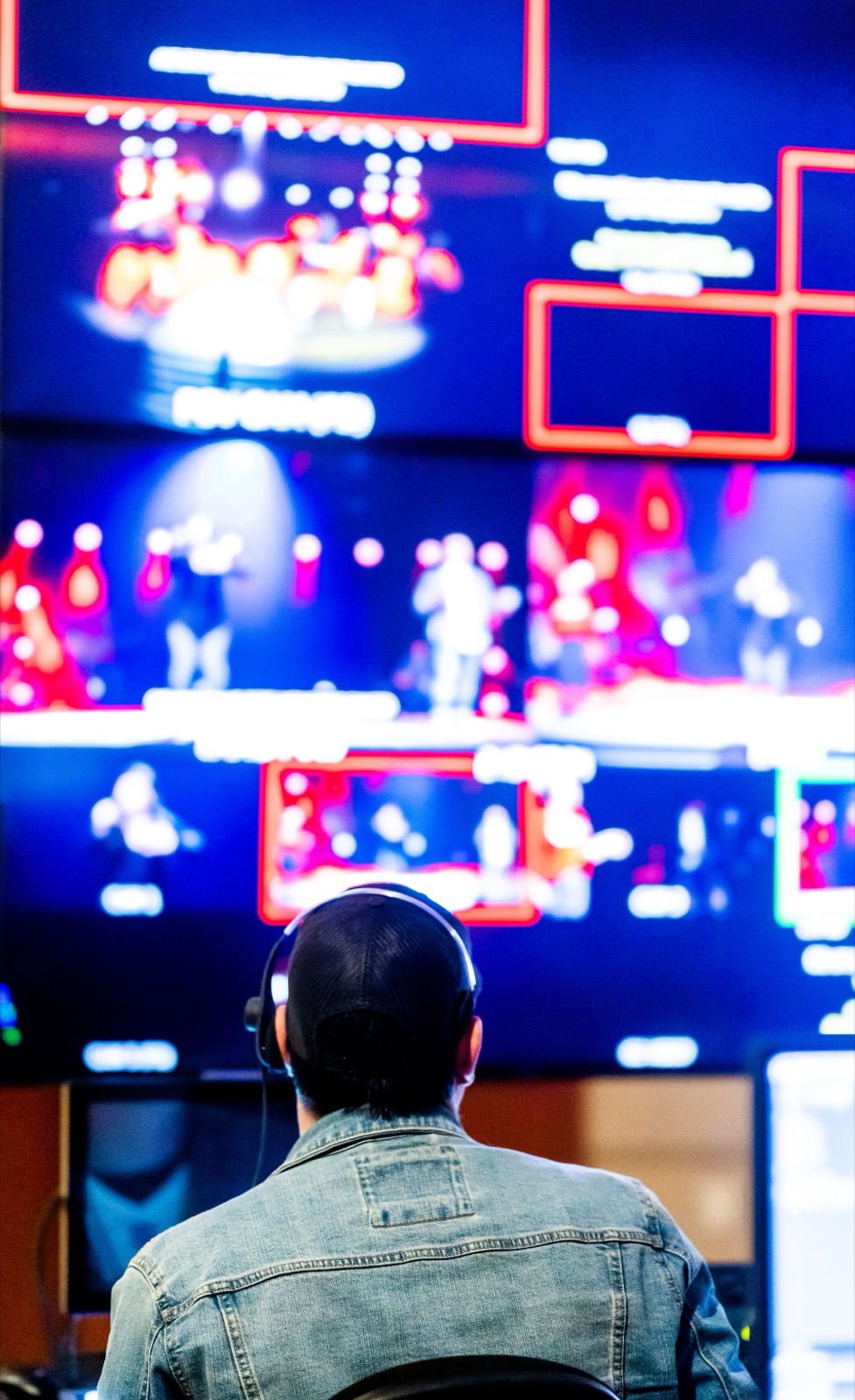 Tecnico di regia monitora i feed video della produzione streaming di un evento