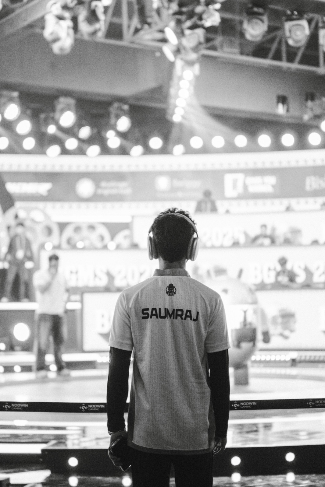 Giocatore professionista con cuffie sul palco durante un evento esports
