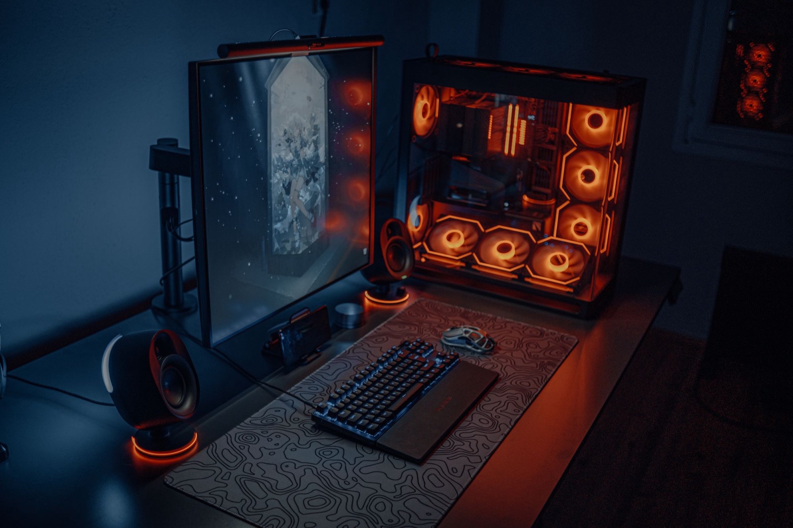 Postazione gaming moderna con monitor ampio e illuminazione RGB