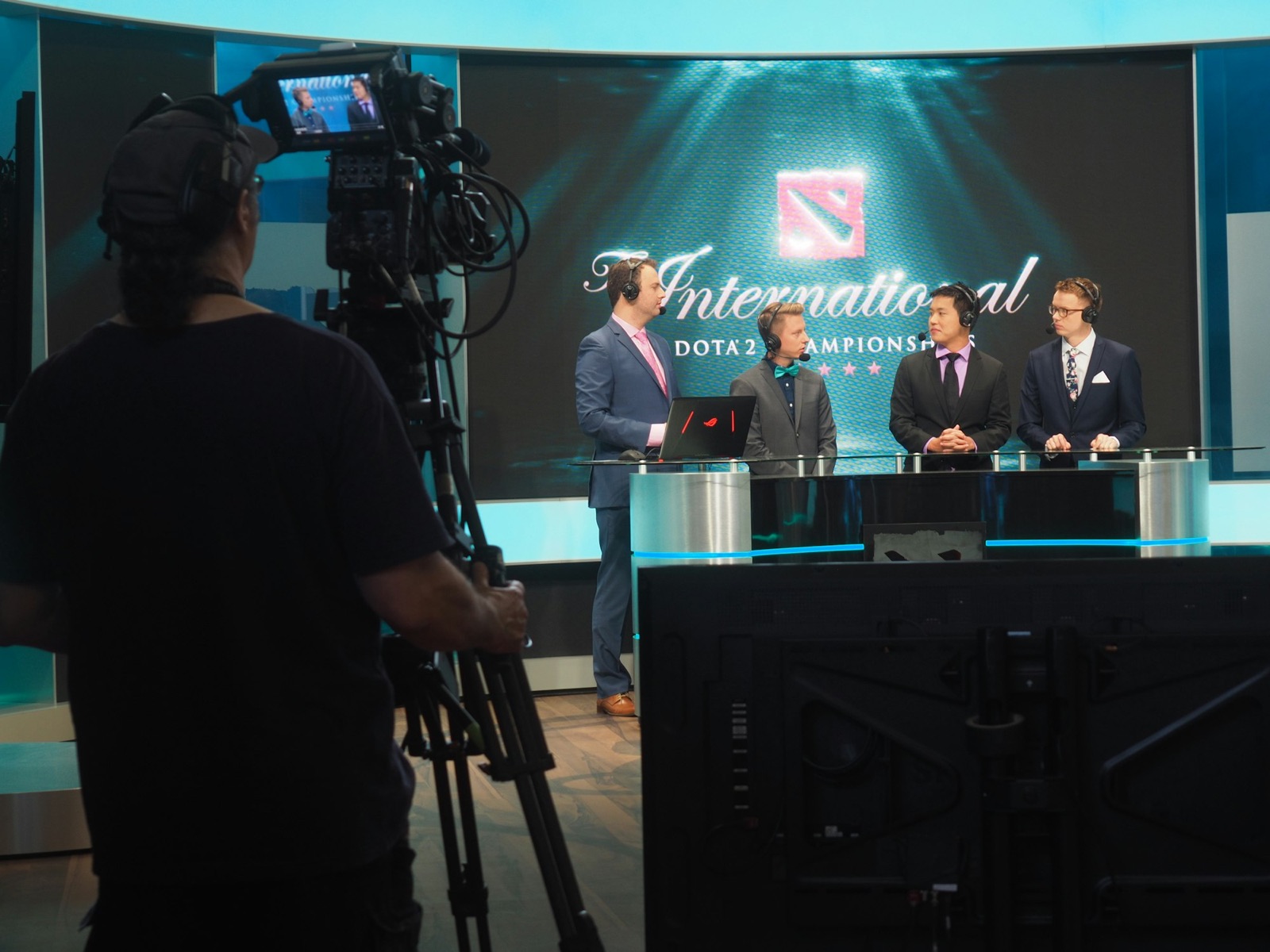 Caster e host nello studio broadcast di una competizione esports