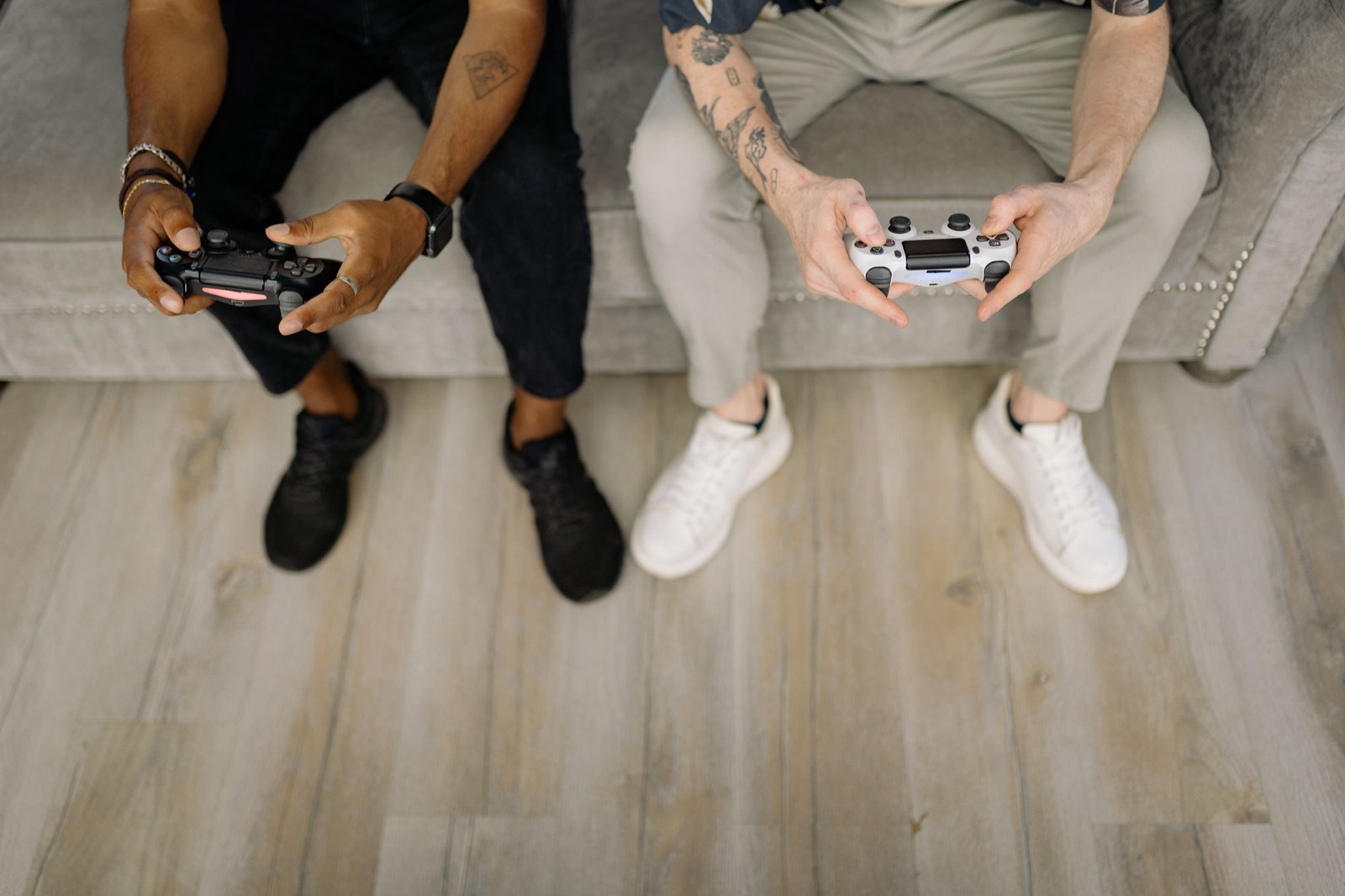 Due colleghi condividono un controller durante una sessione di gaming cooperativo