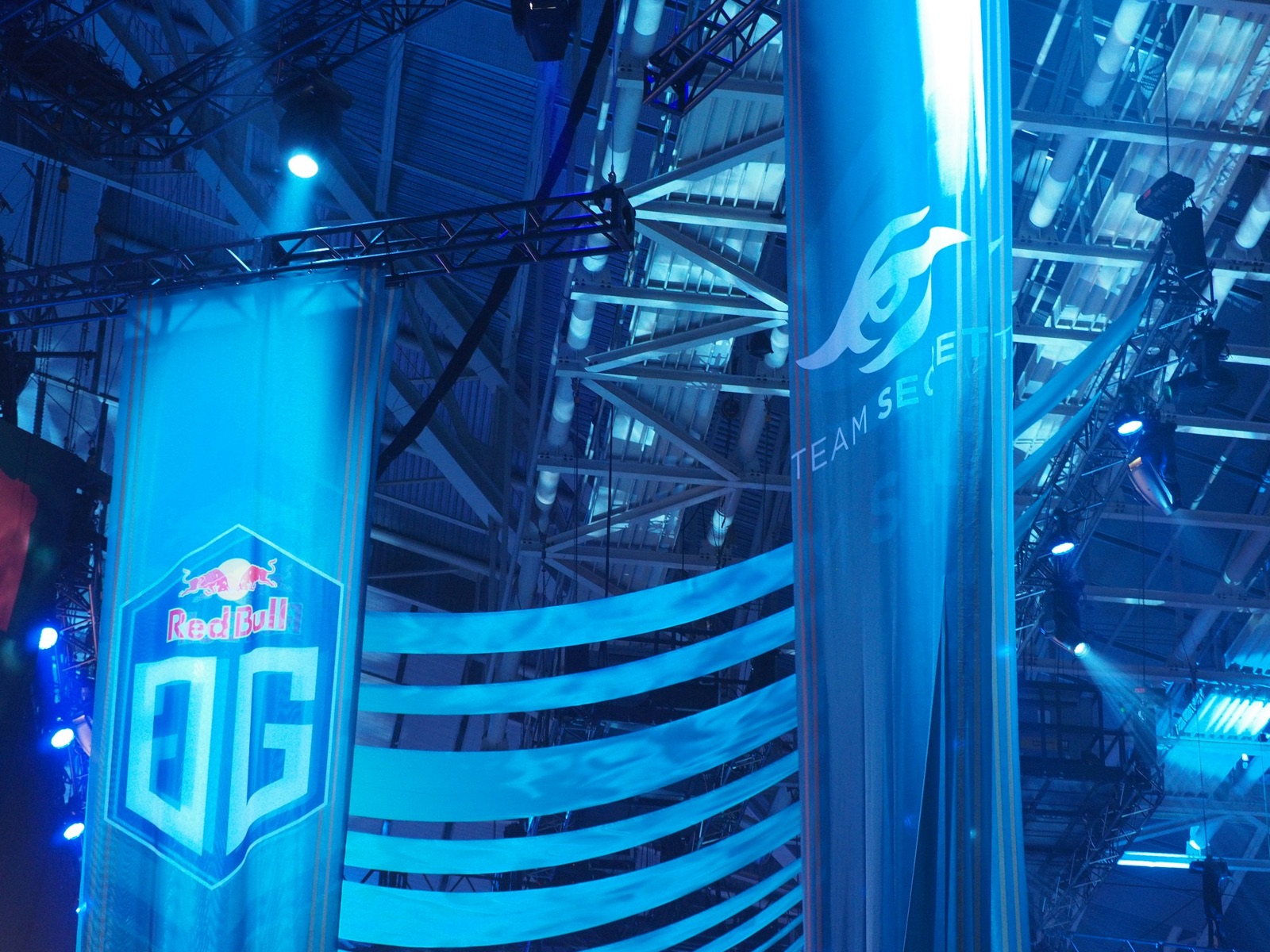 Banner con loghi dei team a un evento esports, branding sponsor sul palco
