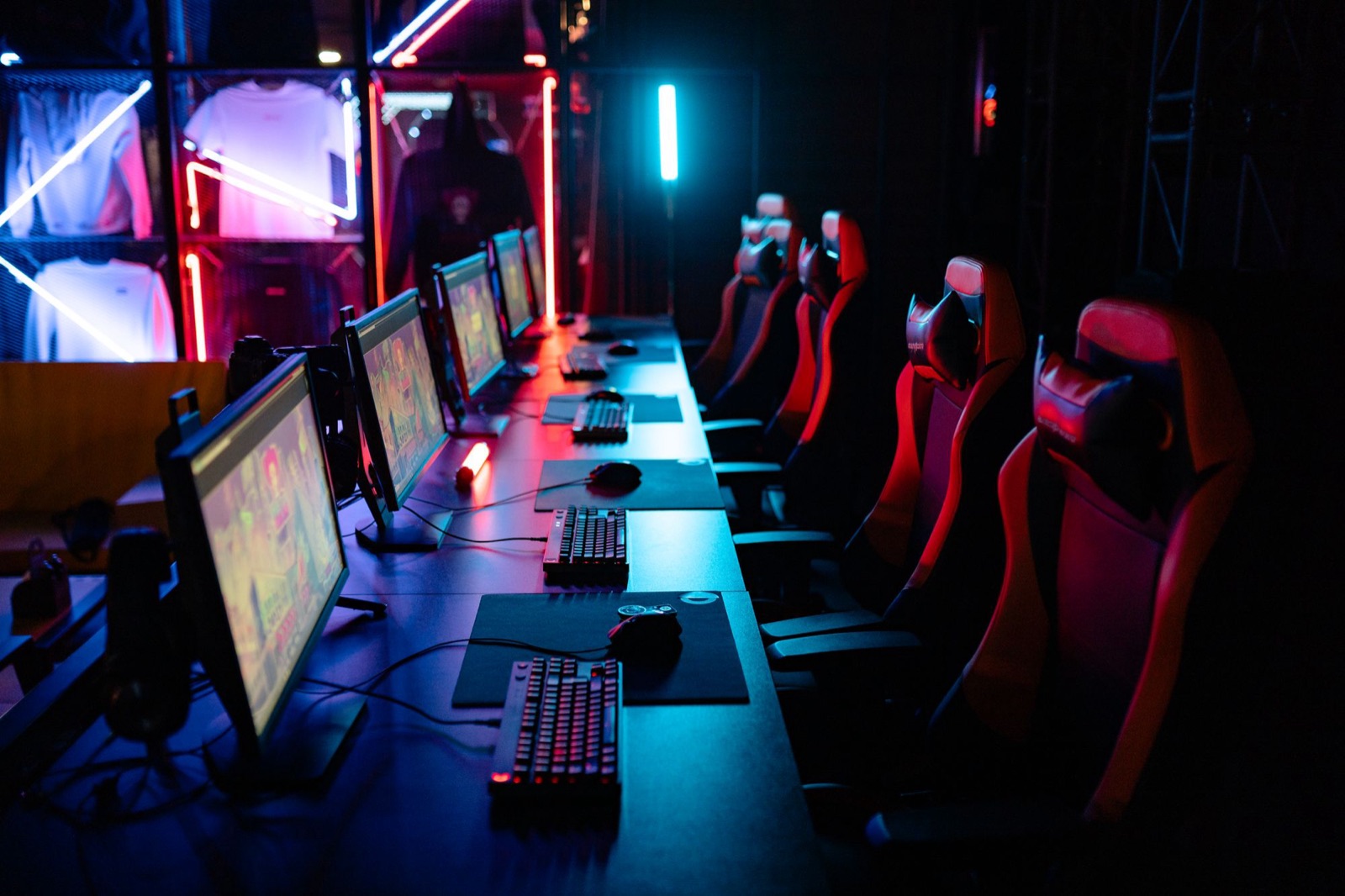 Postazione gaming/streaming ad alta tecnologia con illuminazione RGB neon e monitor multipli